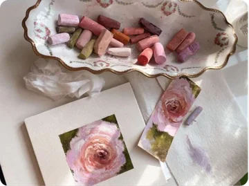 Pastelkrijtjes en gedroogde rozen
