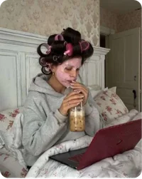 Meisje met krulspelden in bed