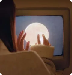 Iemand die naar de maan op een oude tv kijkt
