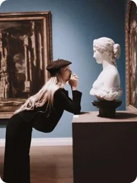 Iemand die naar een buste kijkt in een museum