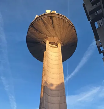 De watertoren op de VRT-site